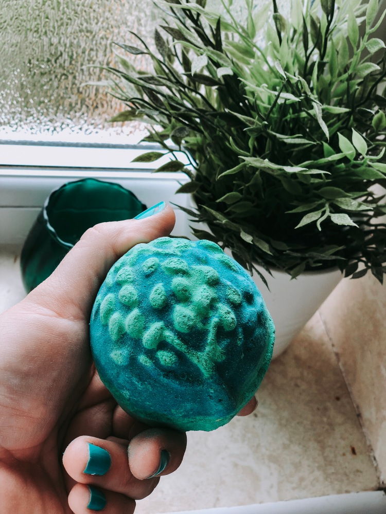 Lush Review Guardian of the forest bath bomb lizzie florence